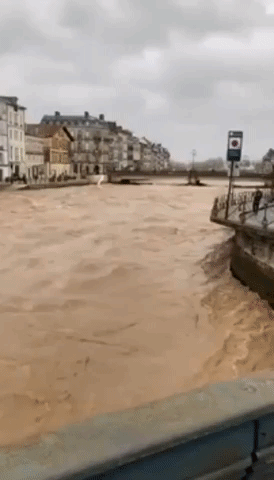 River Level Rises in French City as Region on Red Alert for Flooding