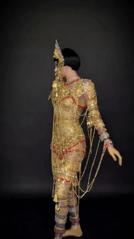 Лиса из BLACKPINK в образе золотой сирены Джибаро на Хэллоуин 5 Лиса из BLACKPINK в образе золотой сирены Джибаро на Хэллоуин