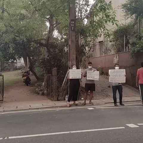 Demonstrators Protest Peacefully in Sri Lankan Capital Amid Economic Crisis