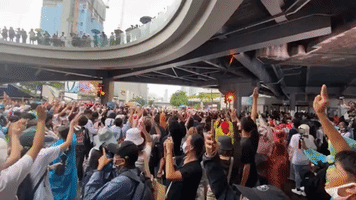 Bangkok Protesters Block Intersection in Defiance of Government Order