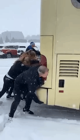 Michigan Basketball Players Free Team Bus Stuck in Snow