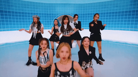 Groupe de K-pop féminin qui danse