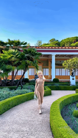 DJ Soda в нюд-образе у бассейна заставила гадать: «Она в одежде или без?»