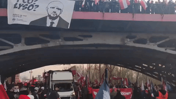 Far-Right Independence Day March Met by Left-Wing Counter-Protesters in Warsaw