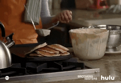 pancakes american breakfast em ingles

DESCRIÇÃO DA IMAGEM: Cena da série americana "Brothers and Sisters". A personagem da atriz Sally Field está fazendo panquecas. 