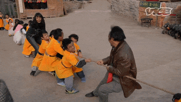 tug of war people GIF by VICE Media Spain