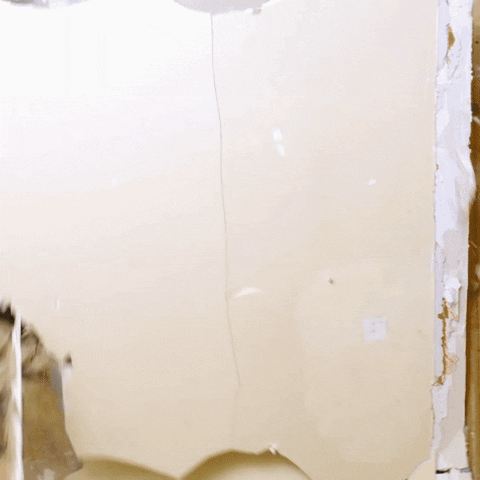 News MEI - Edição 16 - GIF de irmão à obra derrubando uma parede.