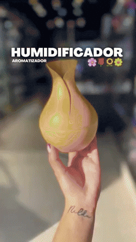 Humidificador en funcionamiento con luz LED