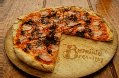 BandidoBrewer giphygifmaker pizza bandidobrewing cervezaartesanalecuador GIF
