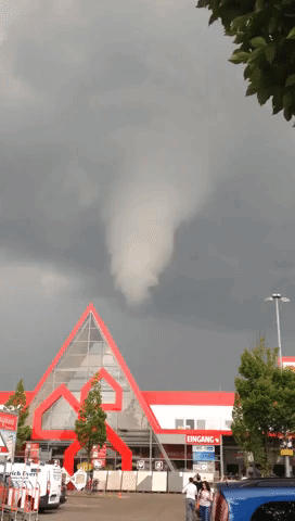 Possible Tornado Looms Above DIY Store in Hamburg