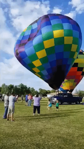 Man Dangles from Hot Air Balloon Caught by Wind in Illinois