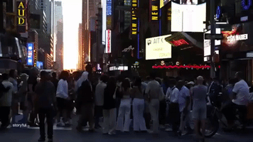 Crowds Gather in NYC to Witness 'Manhattanhenge'