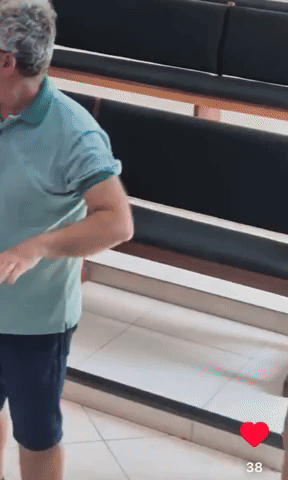 Arnom Cardoso Feliz e Dançando