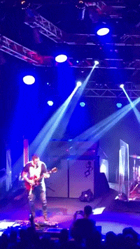 DivididosOficial art rock show guitar GIF
