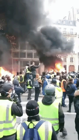 Fires Burn on Paris Streets as Violent Yellow Vest Protests Continue