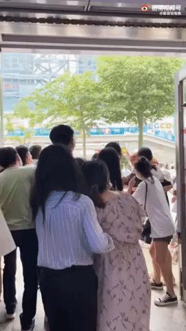 Shaking Skyscraper Sends People Fleeing in Shenzhen