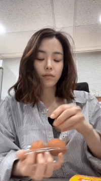 teuida egg ouch yeji teuida GIF