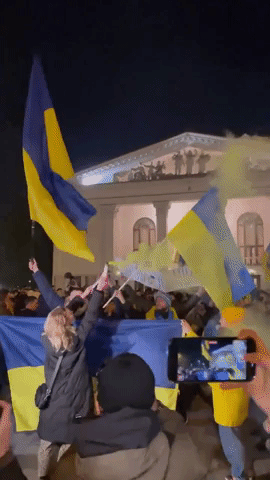 Protesters in Mariupol Rally as Russia Recognizes 