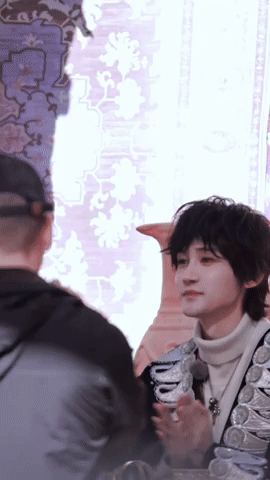 Дилан Ван, Ли Цинь, Ван До и другие в традиционных нарядах Синьцзяна 9 Дилан Ван, Ли Цинь, Ван До и другие в традиционных нарядах Синьцзяна