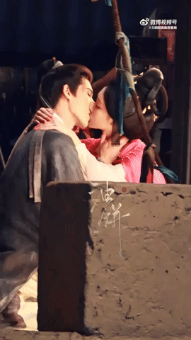 Мэн Цзы И и Ли Юнь Жуй пять часов снимали сцену поцелуя 3 Мэн Цзы И и Ли Юнь Жуй пять часов снимали сцену поцелуя