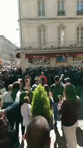 Police Clash With 'Yellow Vest' Demonstrators in Avignon