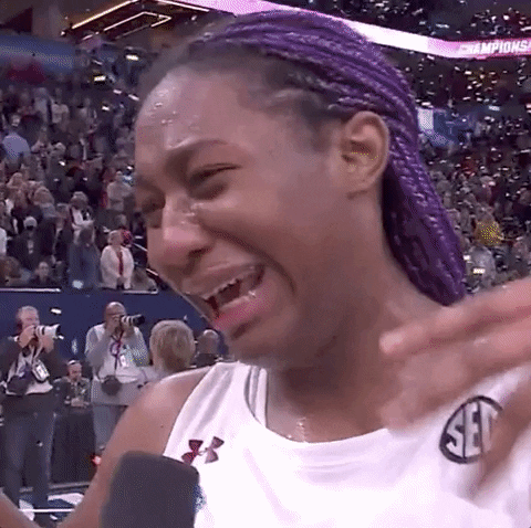 Sport gif.  South Carolina-speler Aliyah Boston huilt aan het einde van een NCAA-wedstrijd, veegt de tranen weg en wappert haar gezicht toe.  Tekst, "gelukkige tranen!"