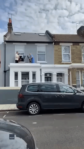 Doctor and Violinist Husband Entertain London Street With Rooftop Concert
