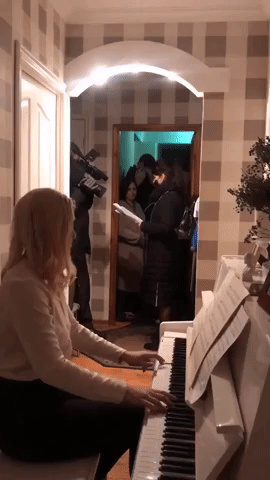 Navalny Ally Plays Piano in Defiance of Russian Police Searching Her Apartment