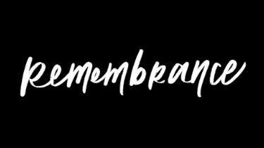 Černobílá pohyblivá animace s blikajícím nápisem "Remembrance". 